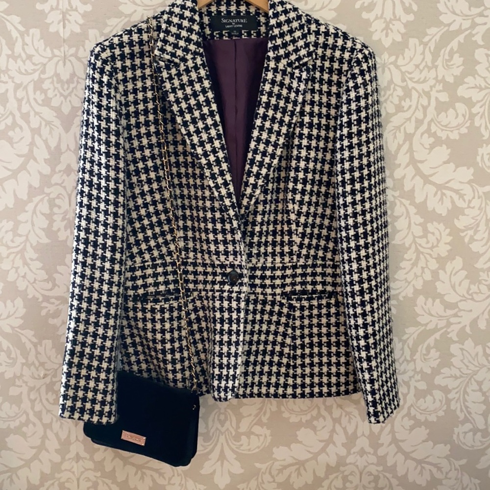 Black Button detail with pockets blazer by Signature Larry Levine